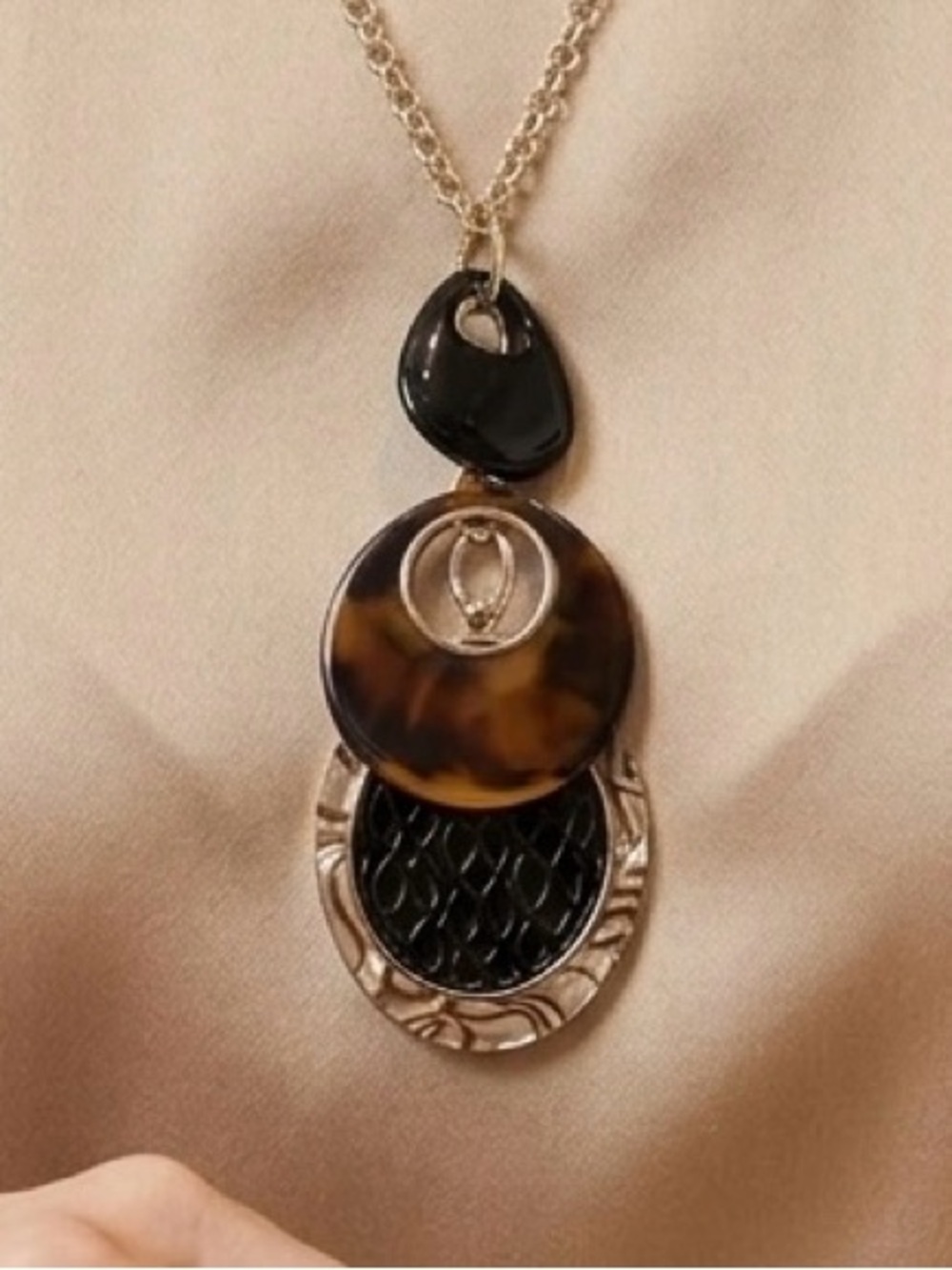 Liz Claiborne Tortoise & Black Resin Multi-Pendant Statement Necklace Gold Tone - Picture 1 of 14